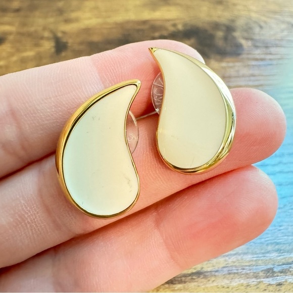 Vintage Monet Cream Enamel Goldtone Teardrop Earrings - Picture 1 of 4